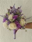 Buquê de Noiva Com Flores Artificiais Composto Por Rosas E Lavandas Lilás Roxo Intenso E Violeta Para Cerimônias de Casamento - imagem 4