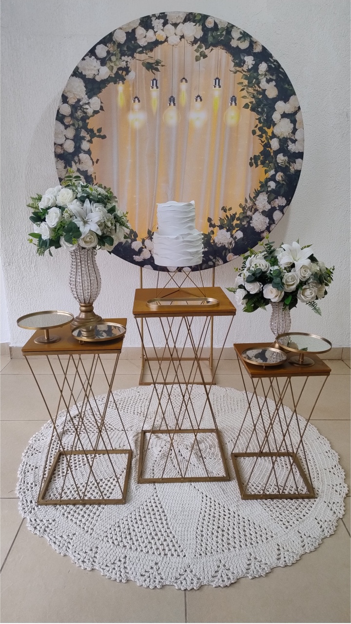 Kit Pegue E Monte Intimista No Estilo Floral Com Luzes, Lâmpadas E Lanternas Para Para Casamento, Noivado, Bodas Com Trio de Mesa Metálica Trançada Dourada - Neide Locações pegue e Monte 