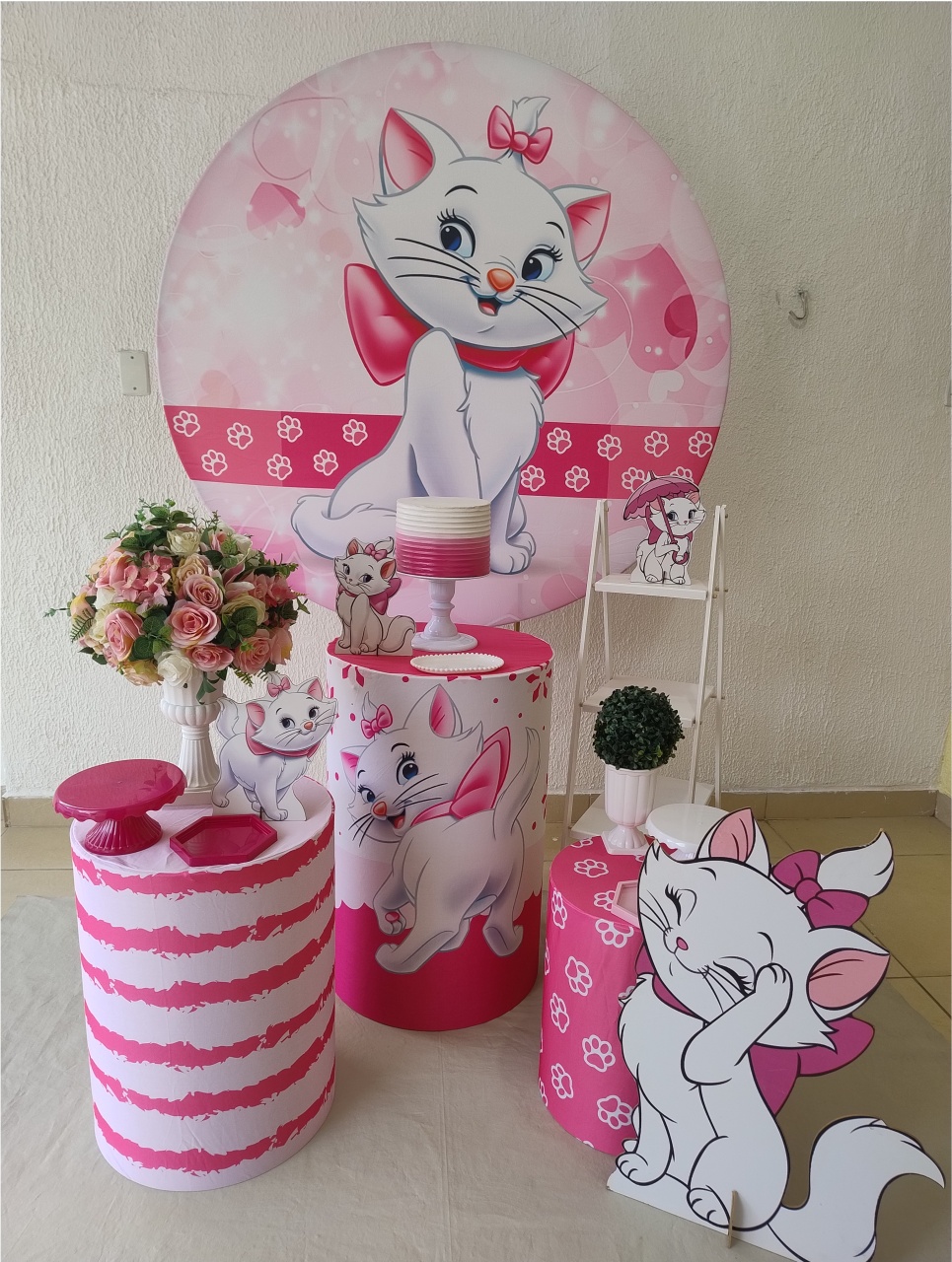 Kit Pegue E Monte Com Escadinha E Displays Gatinha Marie - Clássico - Neide Locações pegue e Monte 