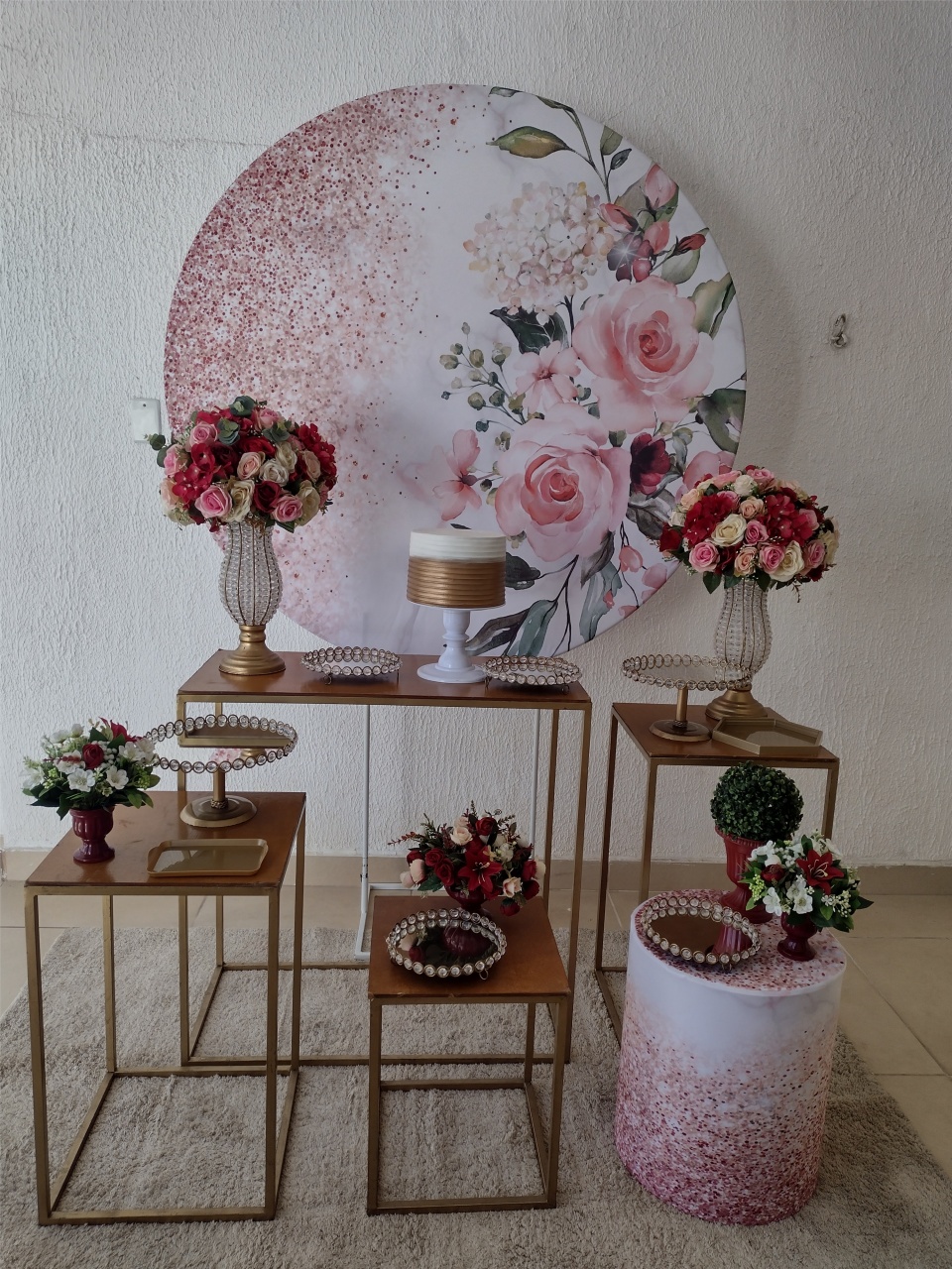 Kit Pegue E Monte Comemorações Feminino Adulto Floral Rosas Glitter Com Mesas Quadradas, Cilindro E Itens Em Pedrarias - Luxo - Neide Locações pegue e Monte 