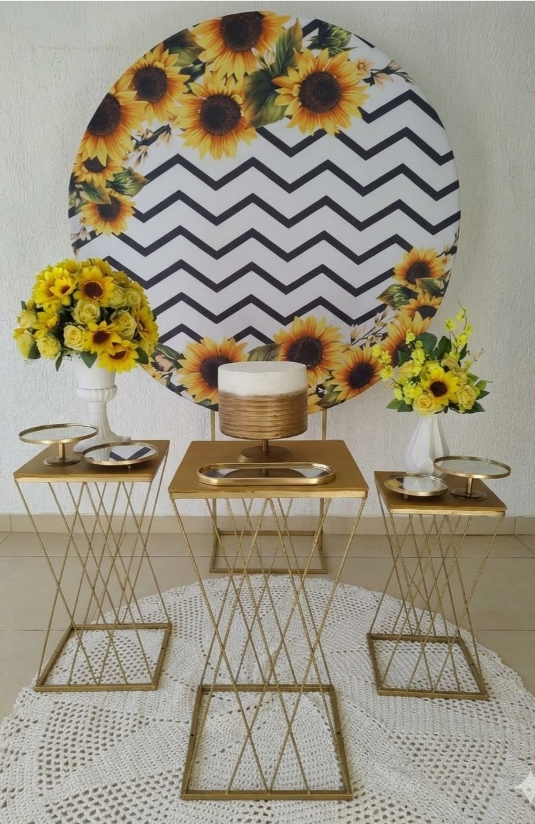 Kit Pegue E Monte Intimista Romântico Floral Girassol Sublimado 3D Fundo Branco Chevron Preto Para Noivado, Casamento, Enlace, Bodas Com Mesa Metálica Trançada Dourada - Neide Locações pegue e Monte 