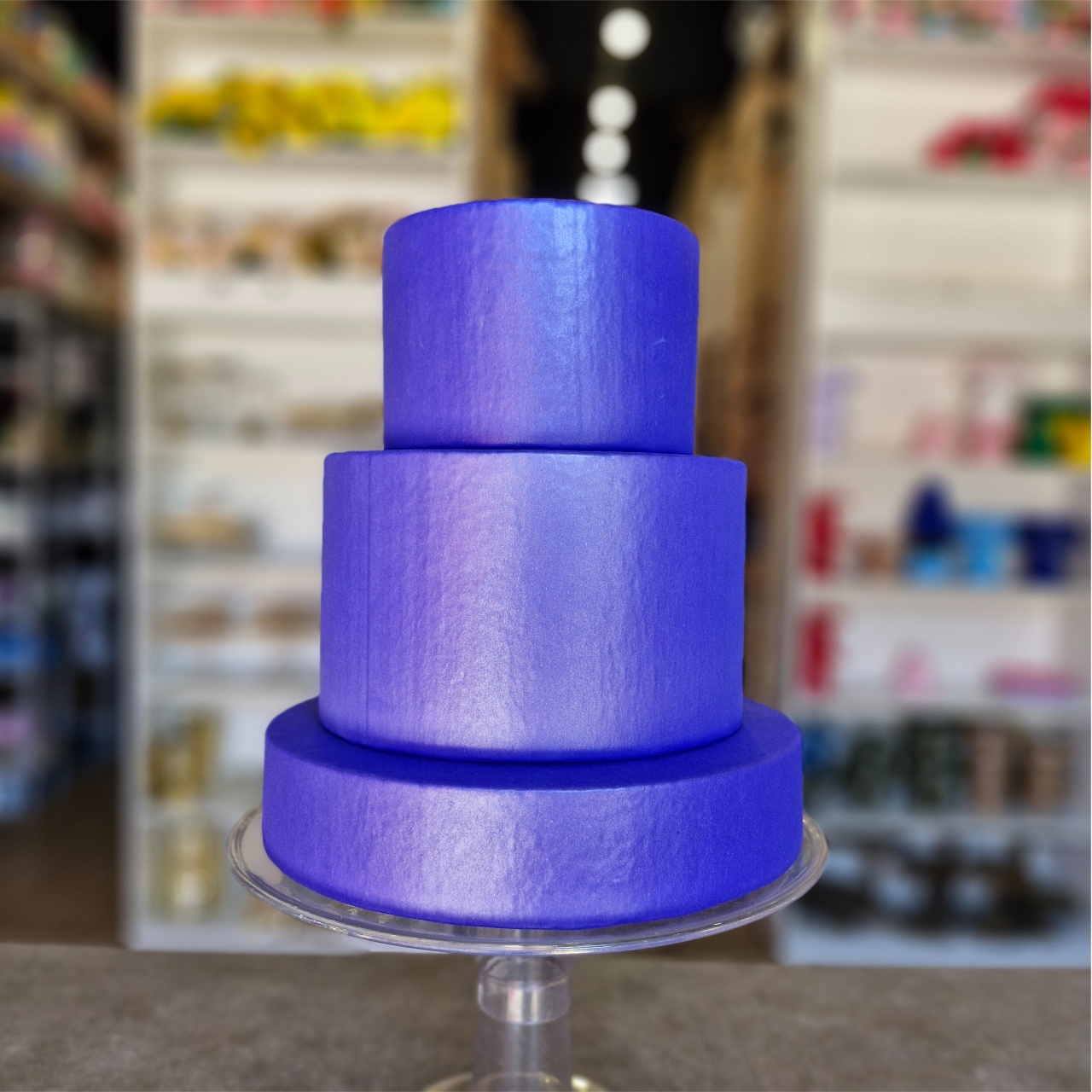 Alugue Bolo Fake Roxo 3 Andares - Tallentos Decorações 
