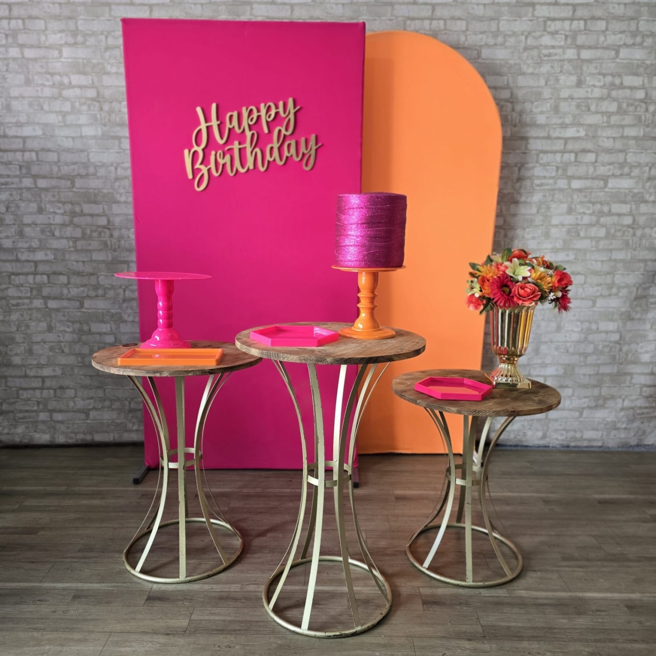 Alugue Tema Para Festa Decoração Happy Laranja Com Rosa Tecido ( Modelo 11 ) - Tallentos Decorações 