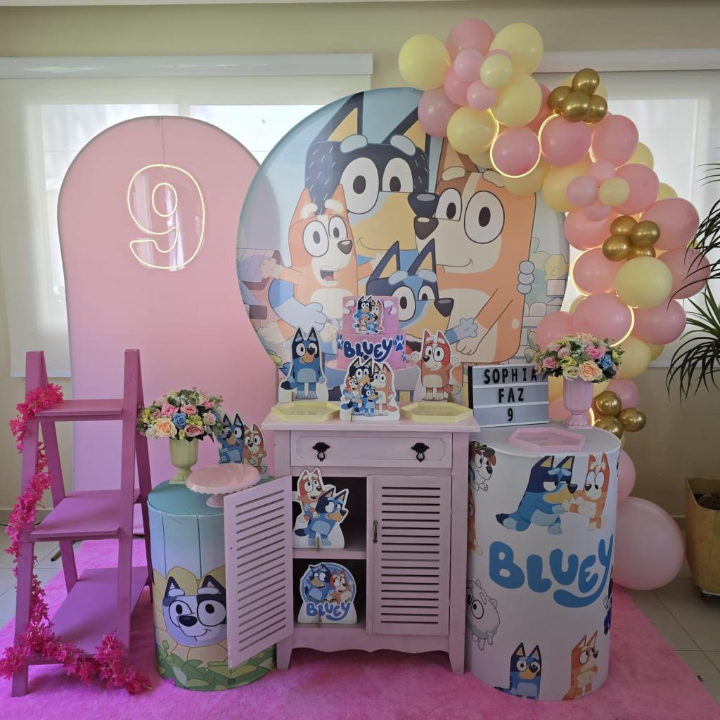 Alugue Tema Para Festa Decoração Bluey Feminino Tecido ( Modelo 2 ) Acompanha O Balão - Tallentos Decorações 
