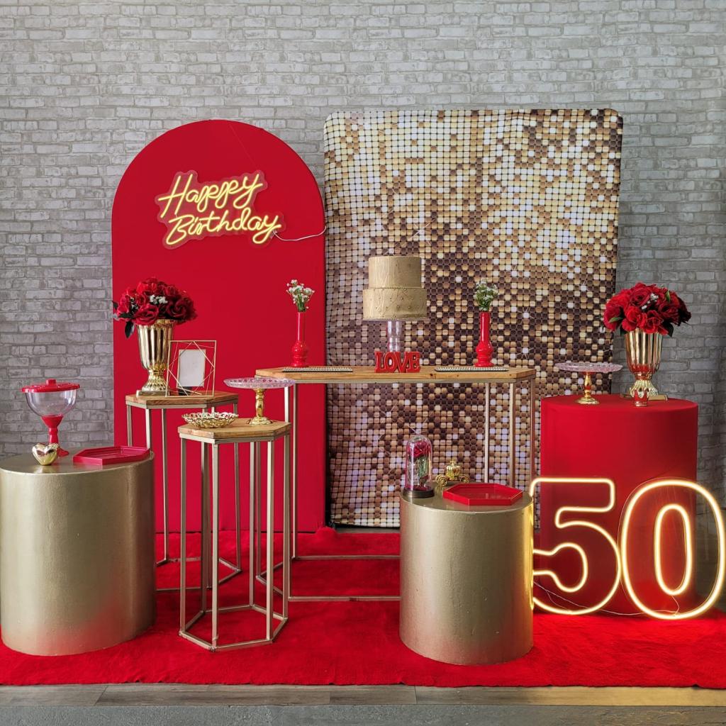Alugue Tema Para Festa Decoração Vermelho Com Dourado Tecido ( Modelo 1 ) - Tallentos Decorações 