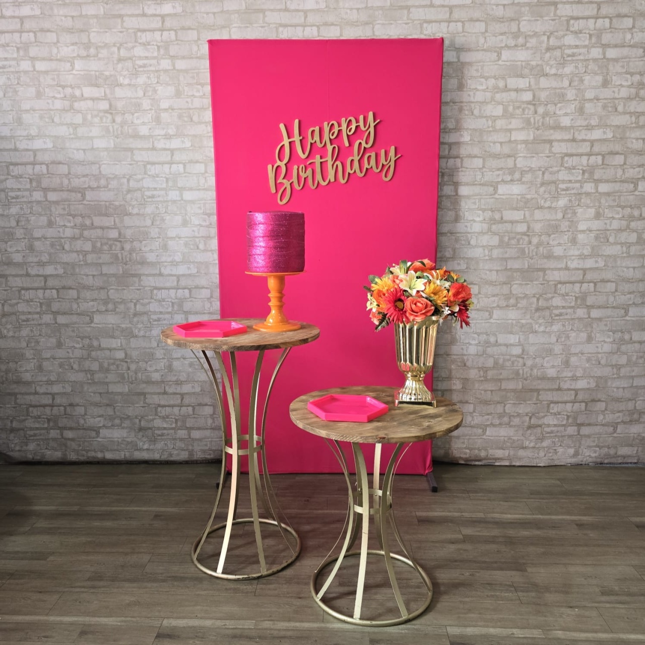Alugue Tema Para Festa Decoração Happy Laranja Com Rosa Tecido ( Modelo 10 ) - Tallentos Decorações 