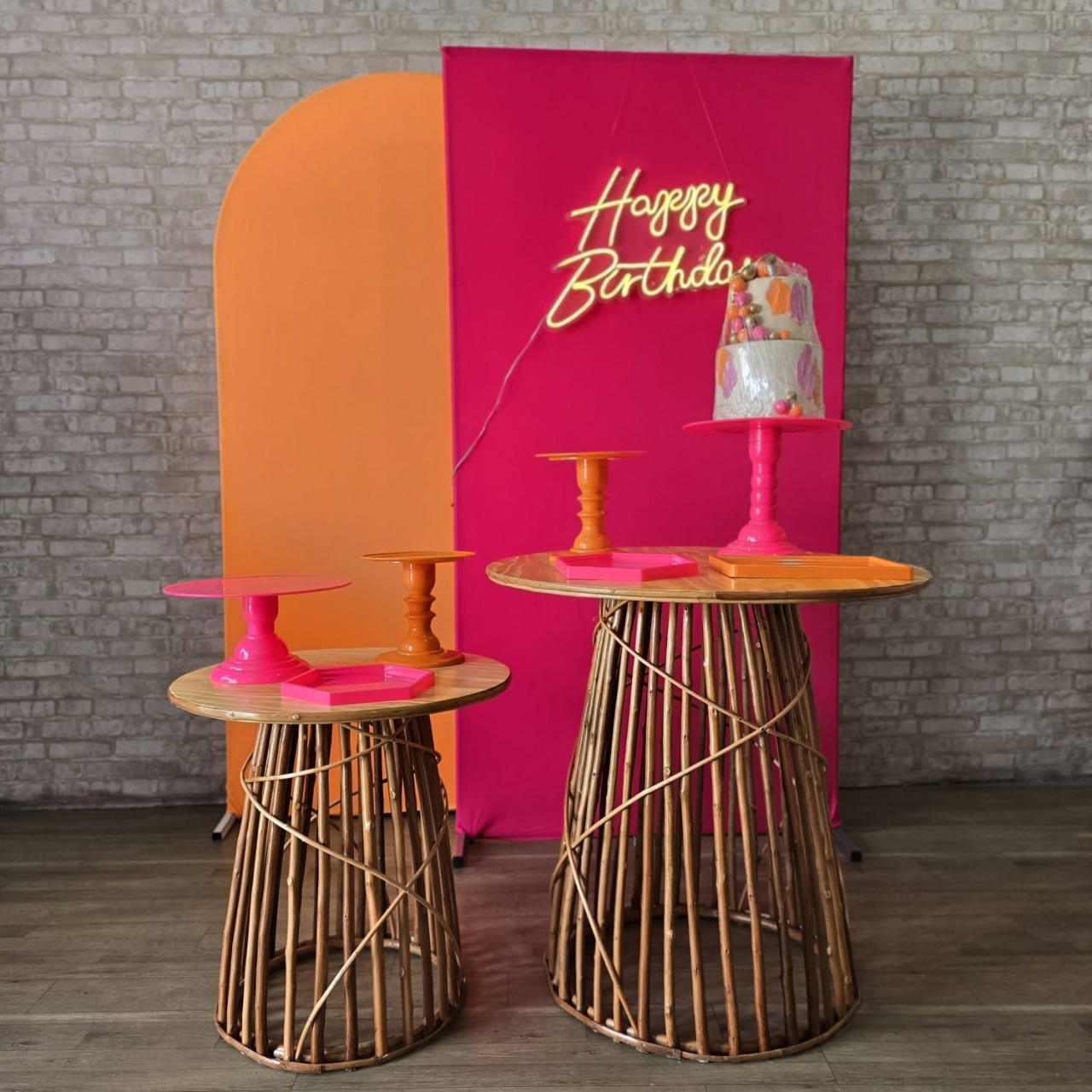 Alugue Tema Para Festa Decoração Happy Laranja Com Rosa Tecido ( Modelo 7 ) - Tallentos Decorações 