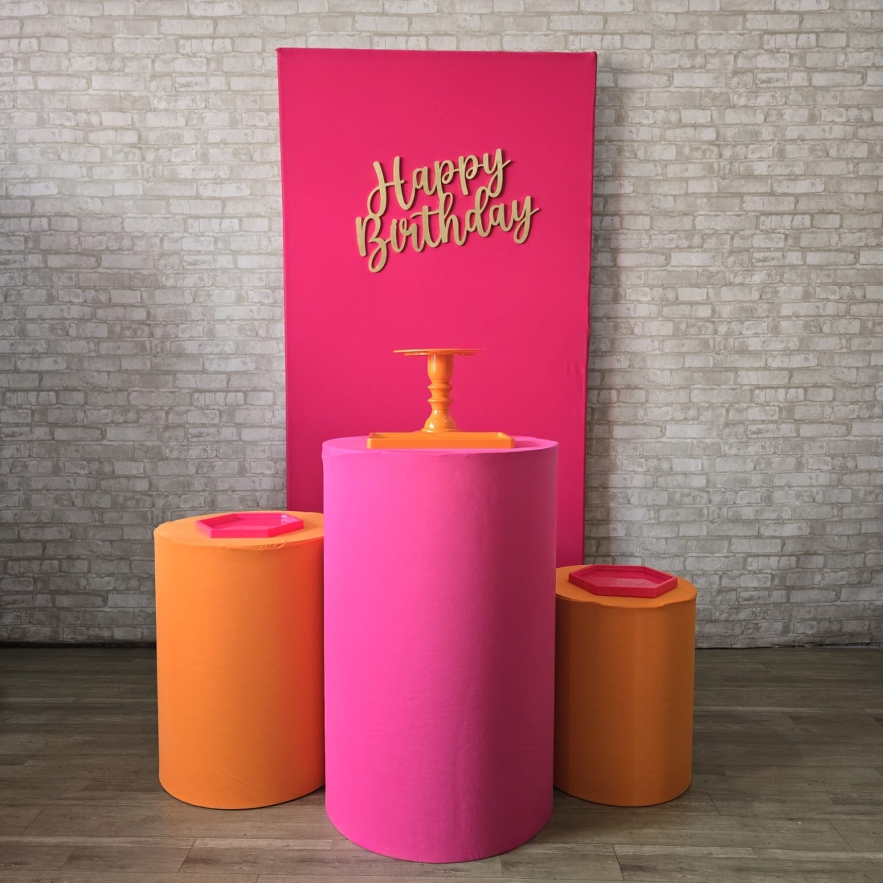 Alugue Tema Para Festa Decoração Happy Laranja Com Rosa Tecido ( Modelo 9 ) - Tallentos Decorações 