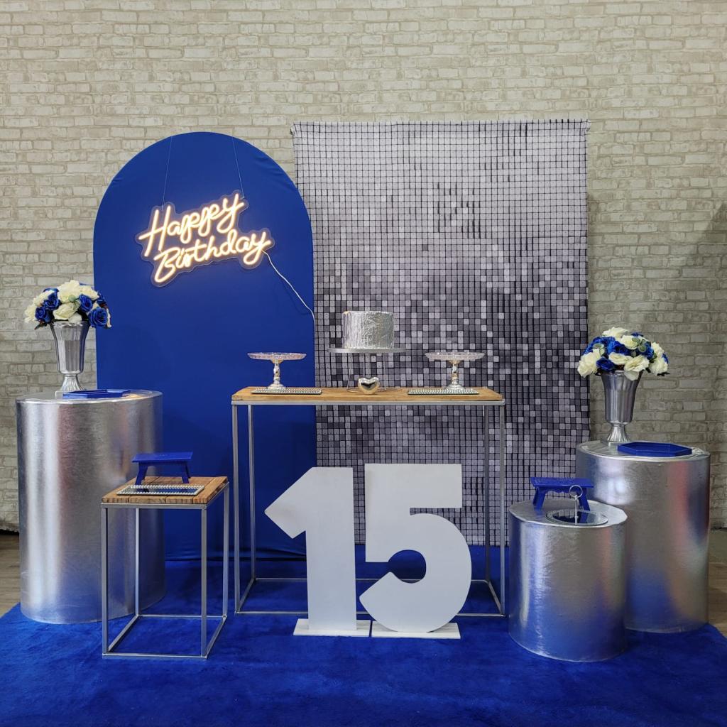 Alugue Tema Para Festa Decoração Azul Com Prata Tecido ( Modelo 1 ) - Tallentos Decorações 
