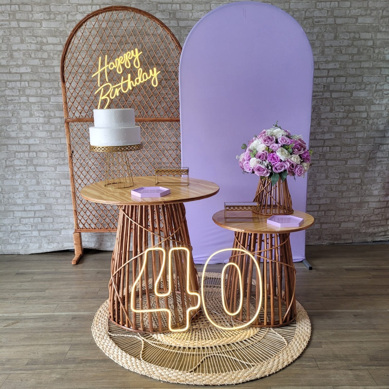 Alugue Tema Para Festa Decoração Happy Lílas Tecido ( Modelo 3 ) - Tallentos Decorações 