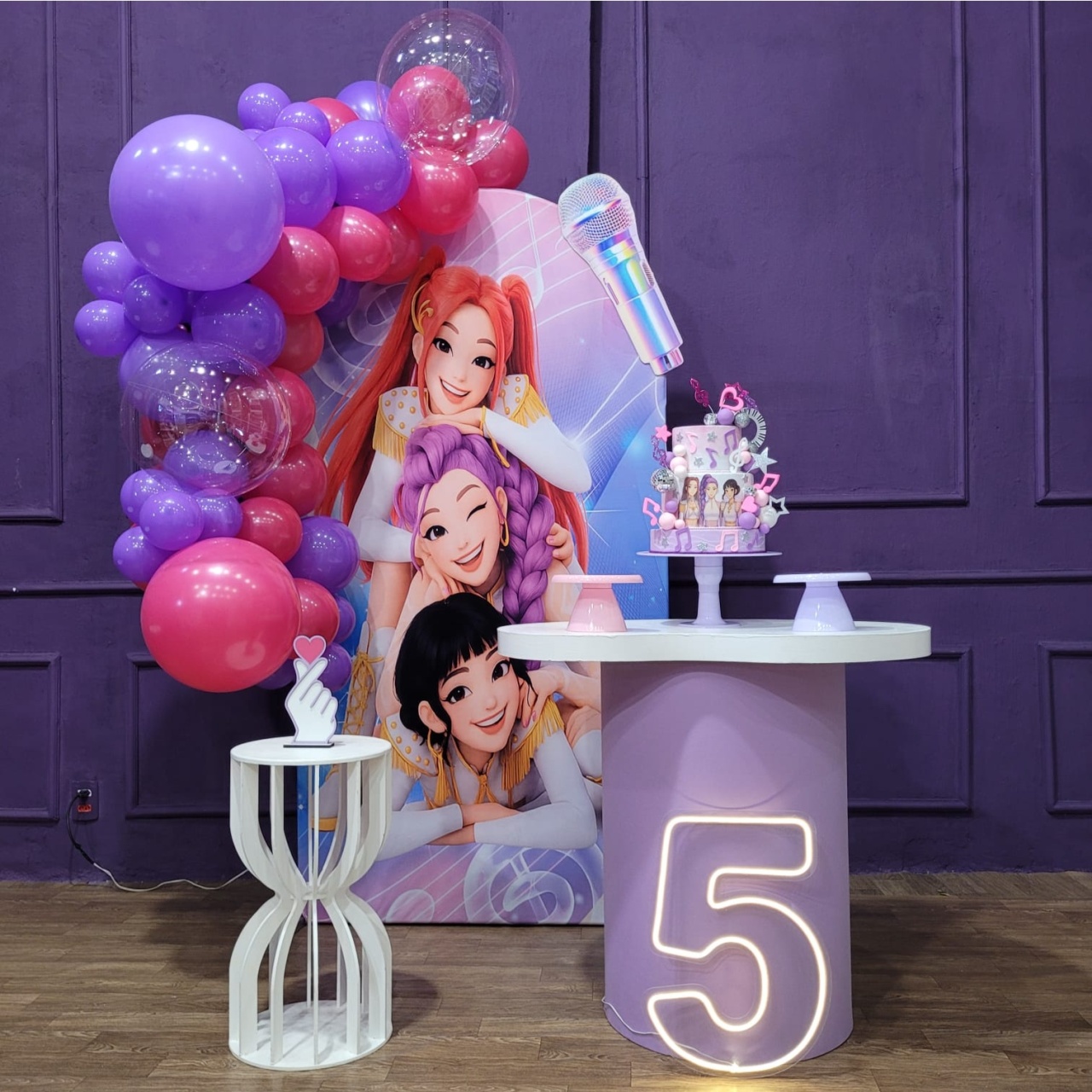 Alugue Tema Para Festa Decoração Guerreiras Do K-Pop Tecido (Modelo Festa Fácil Com Balão Incluso) - Tallentos Decorações 