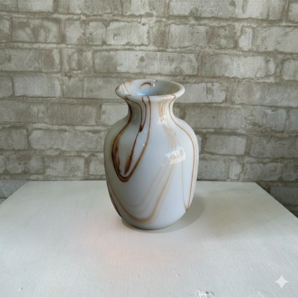 Alugue Mini Vaso de Porcelana Branco Com Detalhe Marrom - Dourado - Tallentos Decorações 