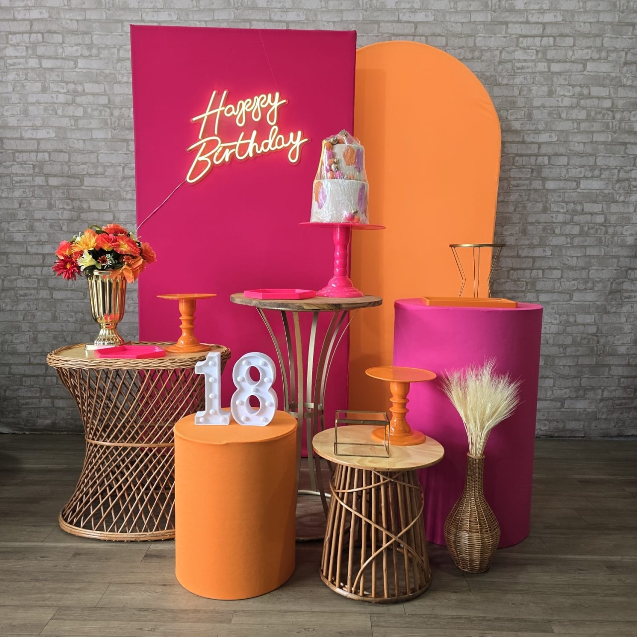 Alugue Tema Para Festa Decoração Happy Laranja Com Rosa Tecido ( Modelo 13 ) - Tallentos Decorações 