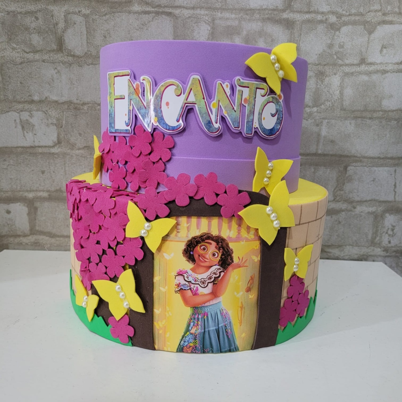 Alugue Bolo Fake Tema - Encanto - Tallentos Decorações 