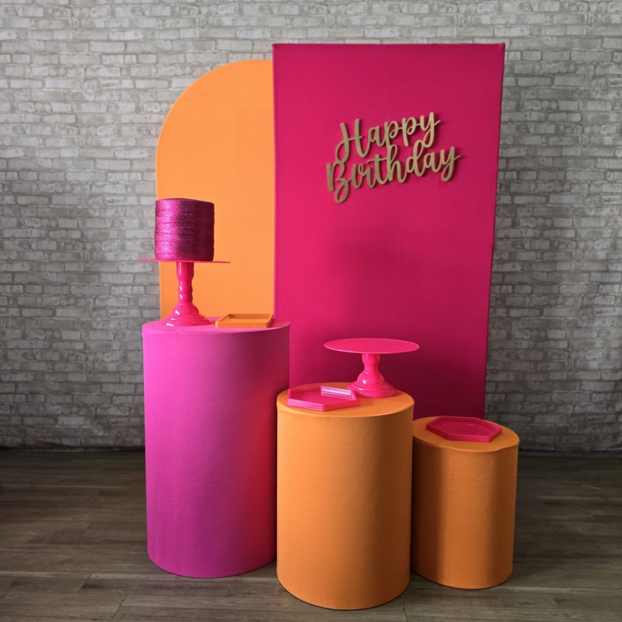 Alugue Tema Para Festa Decoração Happy Laranja Com Rosa Tecido ( Modelo 8 ) - Tallentos Decorações 