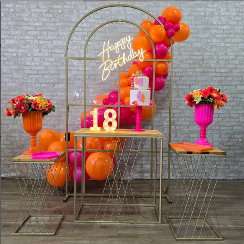 Alugue Tema Para Festa Decoração Happy Laranja Com Rosa Tecido ( Modelo 5 ) Acompanha Balão - Tallentos Decorações 