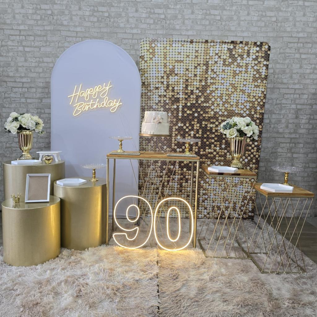 Alugue Tema Para Festa Decoração Branco Com Dourado Tecido ( Modelo 2 ) - Tallentos Decorações 