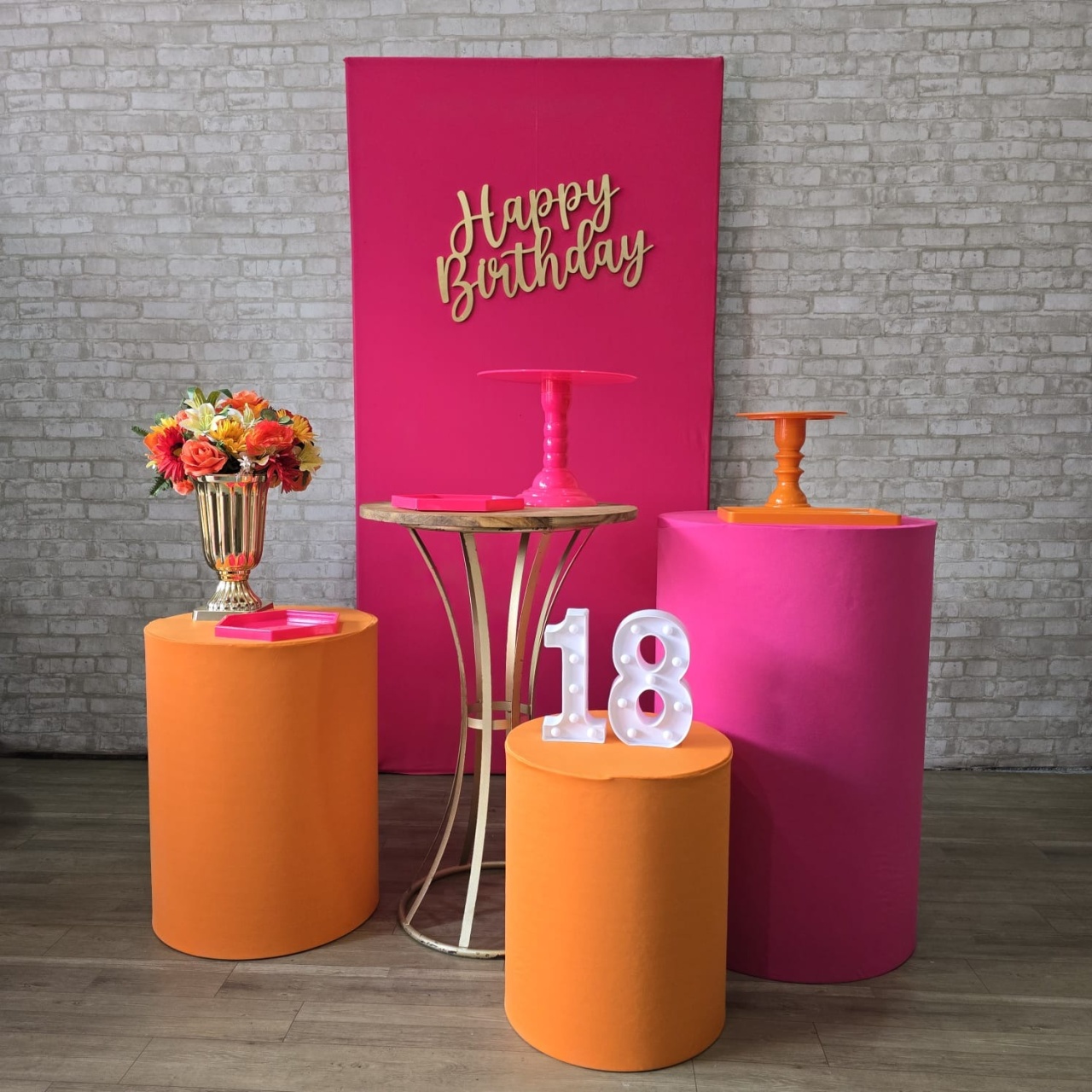 Alugue Tema Para Festa Decoração Happy Laranja Com Rosa Tecido ( Modelo 12 ) - Tallentos Decorações 