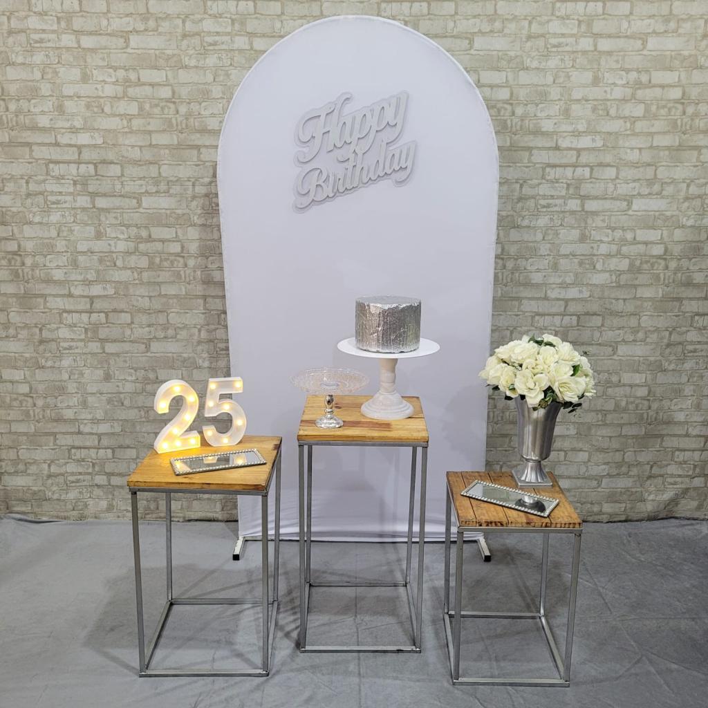 Alugue Tema Para Festa Decoração Happy Branco Com Prata Tecido ( Modelo 2 ) - Tallentos Decorações 