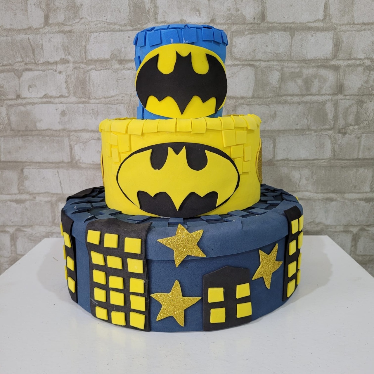 Alugue Bolo Fake Tema - Batman - Tallentos Decorações 