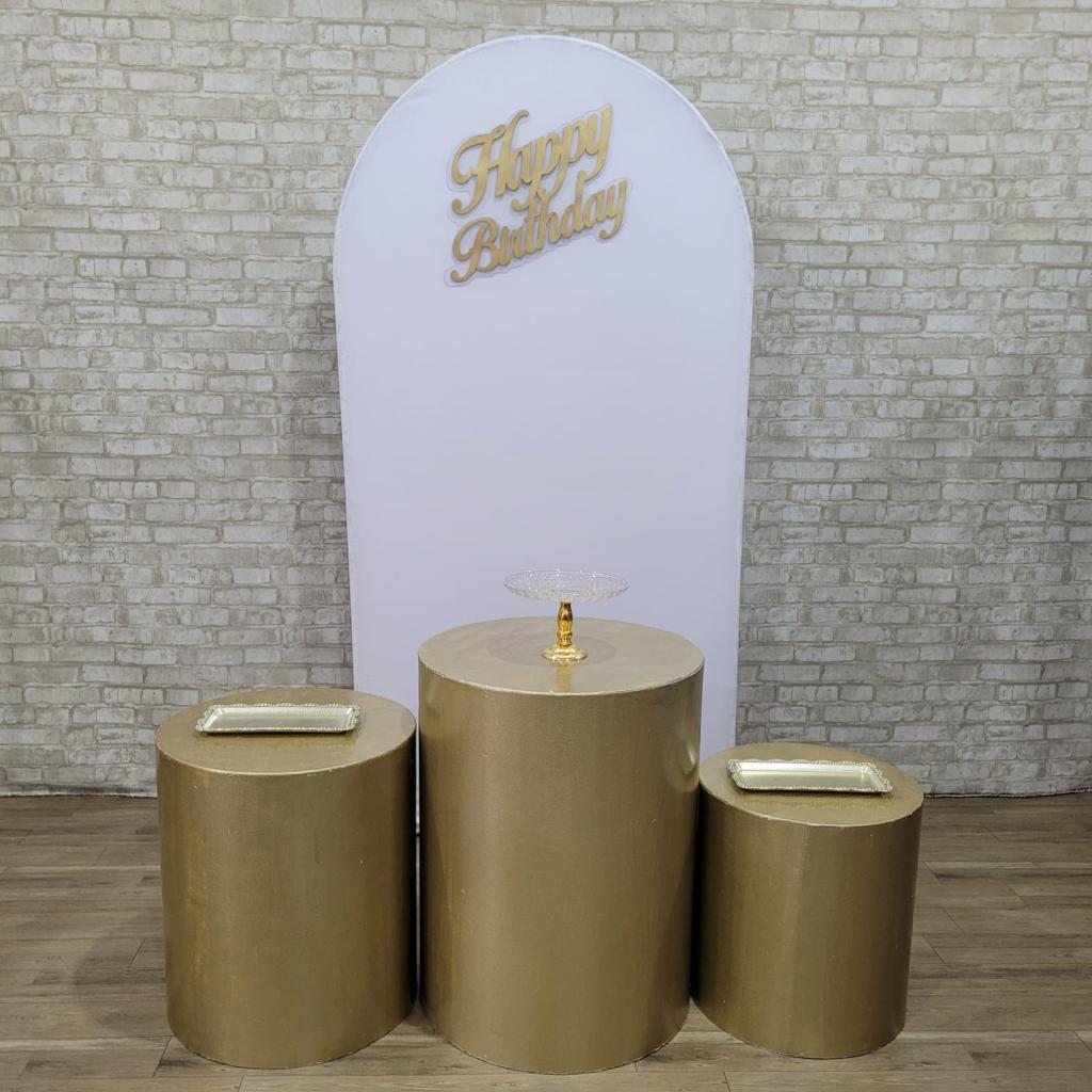 Alugue Tema Para Festa Decoração Happy Branco Com Dourado Tecido ( Modelo 1 ) - Tallentos Decorações 