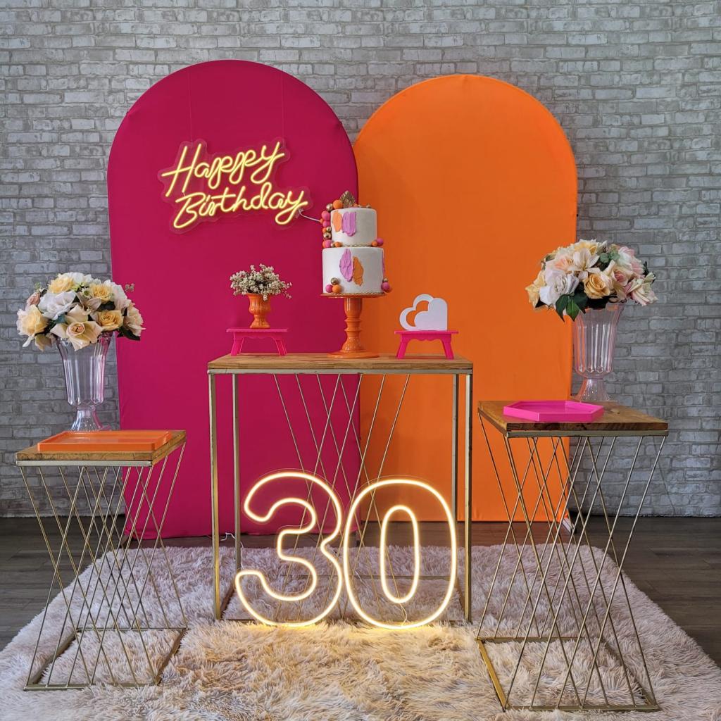 Alugue Tema Para Festa Decoração Happy Laranja Com Rosa Tecido ( Modelo 4 ) - Tallentos Decorações 
