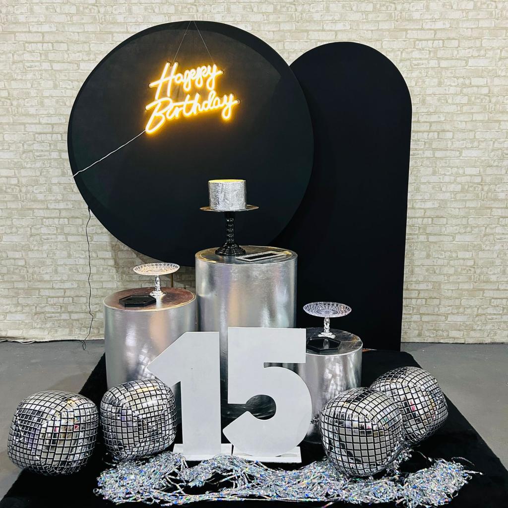 Alugue Tema Para Festa Decoração Preto Com Prata Tecido ( Modelo 1 ) - Tallentos Decorações 