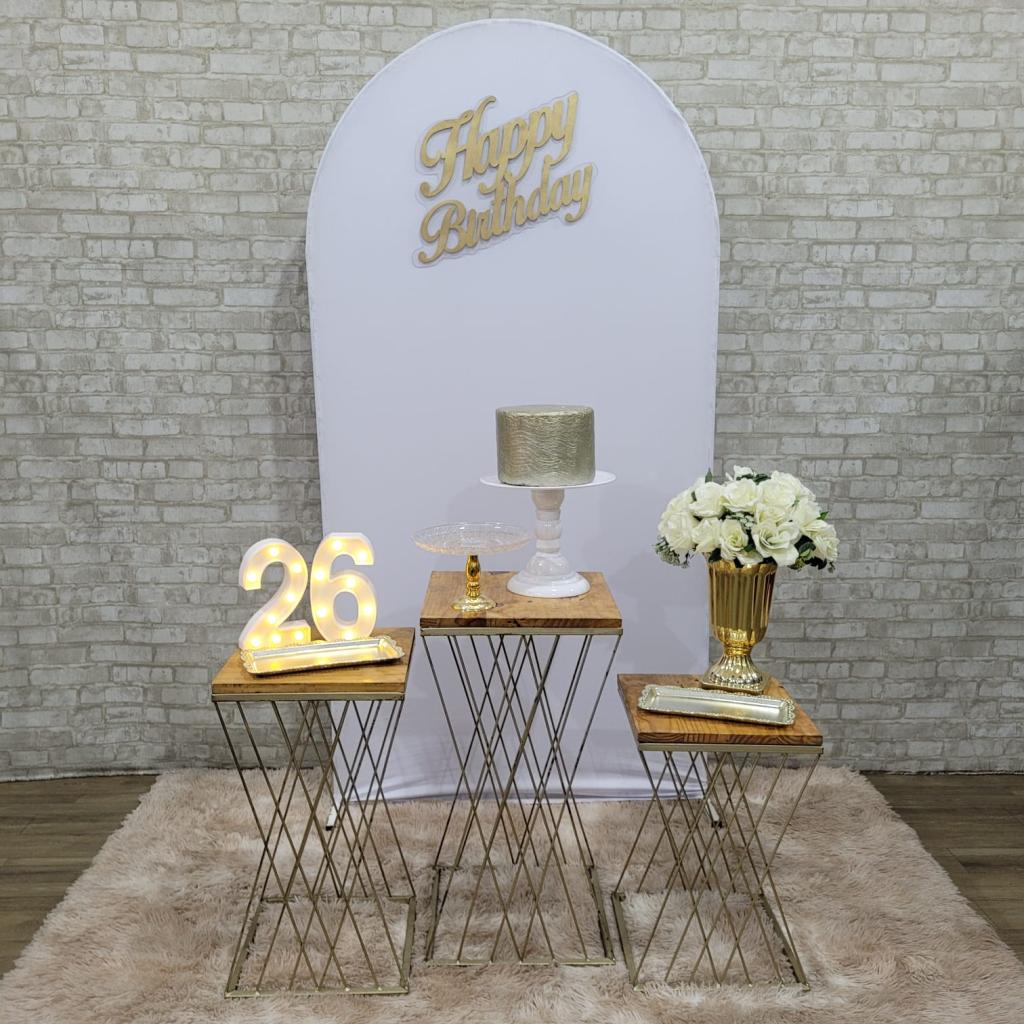 Alugue Tema Para Festa Decoração Happy Branco Com Dourado Tecido ( Modelo 2 ) - Tallentos Decorações 