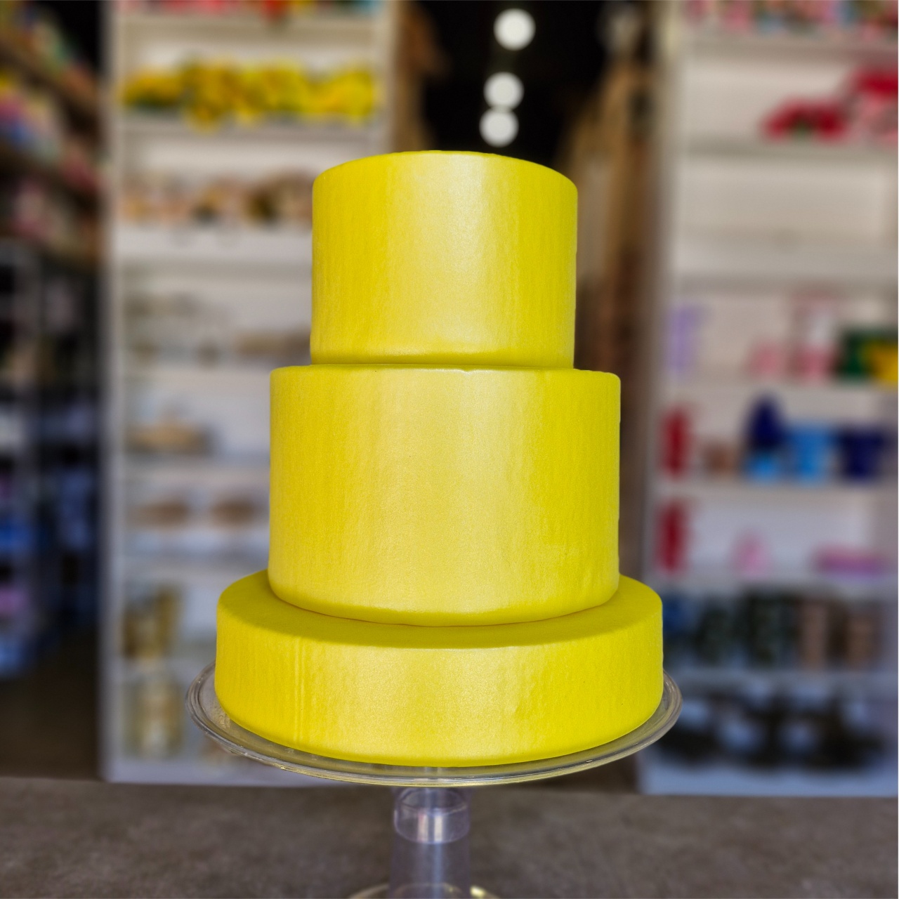 Alugue Bolo Fake Amarelo 3 Andares - Tallentos Decorações 