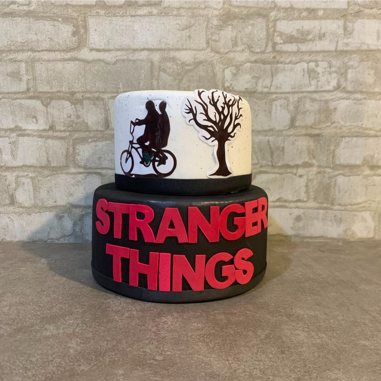 Alugue Bolo Fake Tema Stranger Things - Tallentos Decorações 