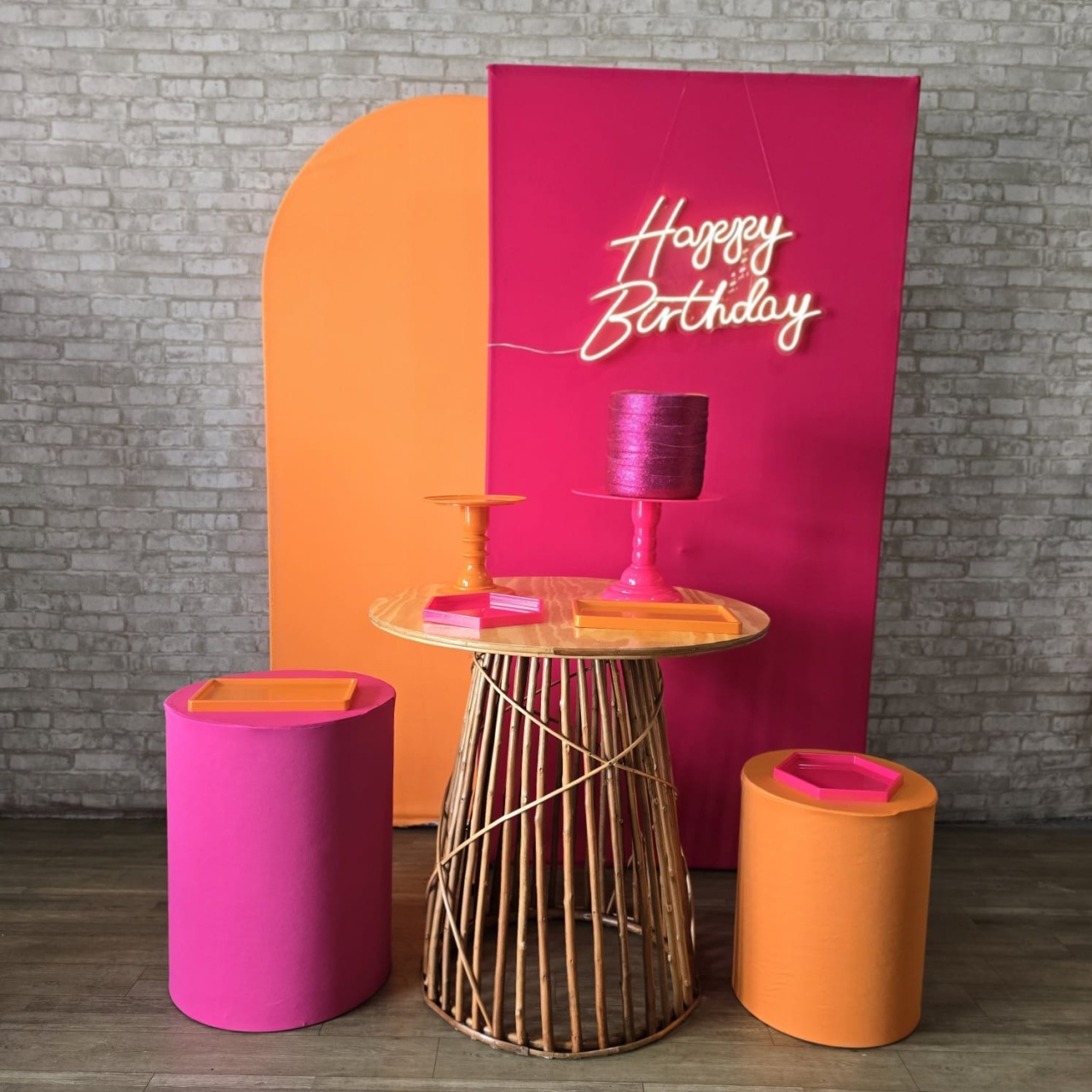 Alugue Tema Para Festa Decoração Happy Laranja Com Rosa Tecido ( Modelo 6 ) - Tallentos Decorações 