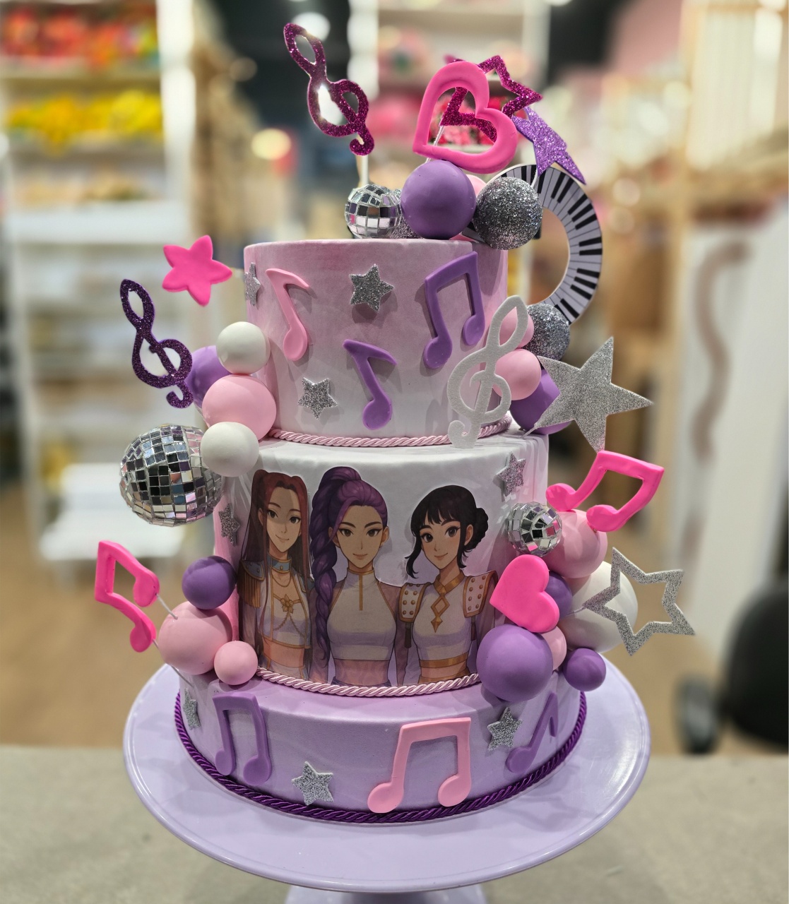 Alugue Bolo Fake Tema Guerreiras Do K-Pop Luxo - Tallentos Decorações 