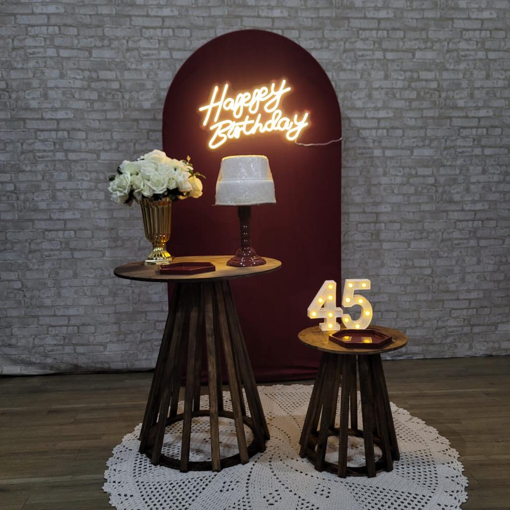 Alugue Tema Para Festa Decoração Happy Vinho Tecido ( Modelo 3 ) - Tallentos Decorações 
