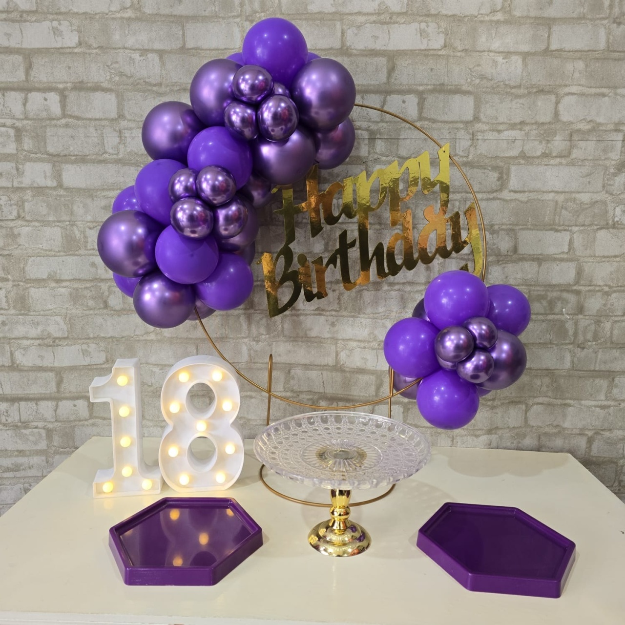 Alugue Tema Para Festa Na Mesa Decoração Happy Roxo - Tallentos Decorações 