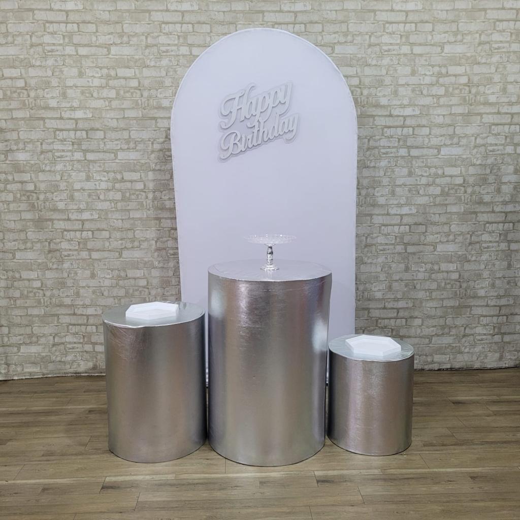 Alugue Tema Para Festa Decoração Happy Branco Com Prata Tecido ( Modelo 1 ) - Tallentos Decorações 