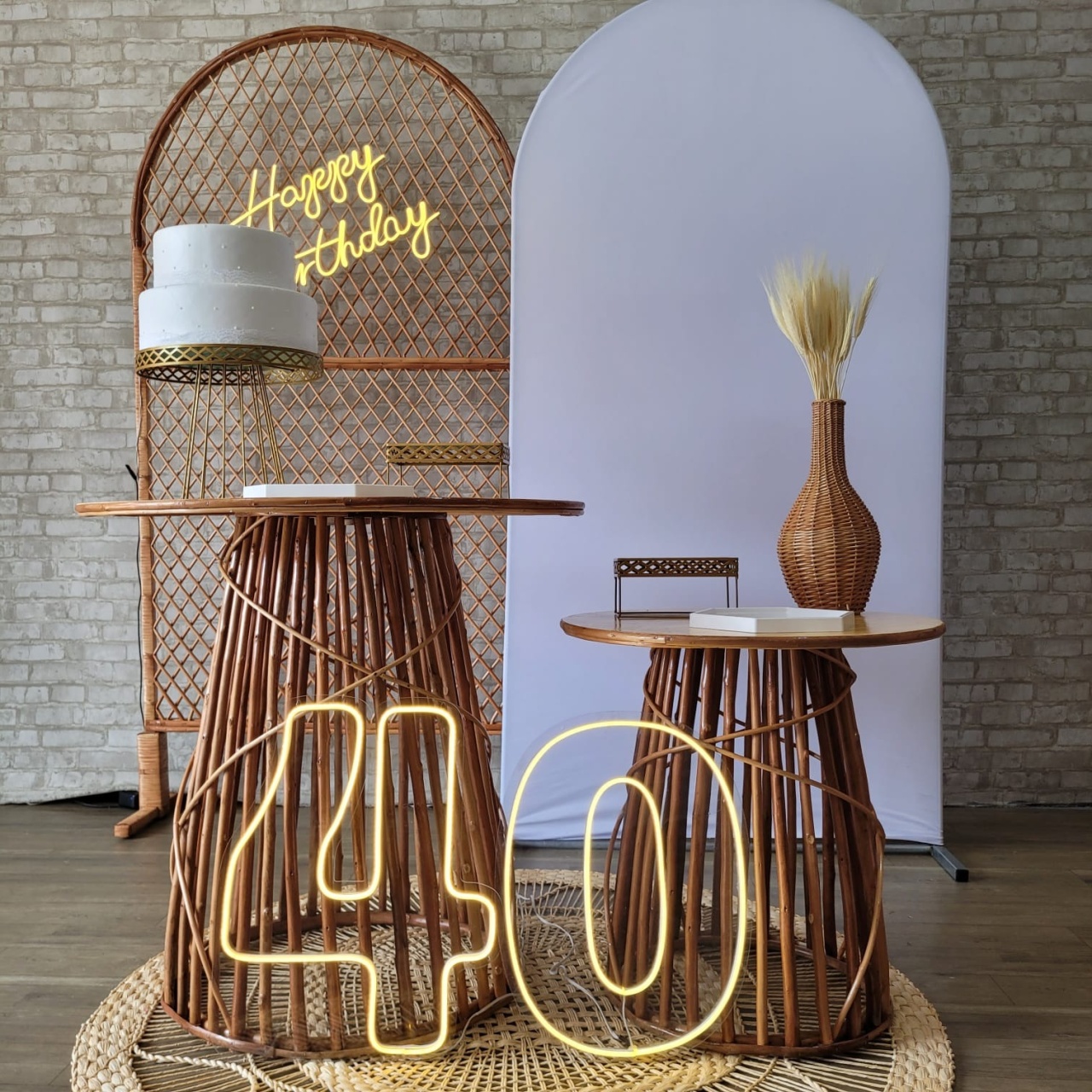 Alugue Tema Para Festa Decoração Happy Branco ( Modelo 1 ) - Tallentos Decorações 