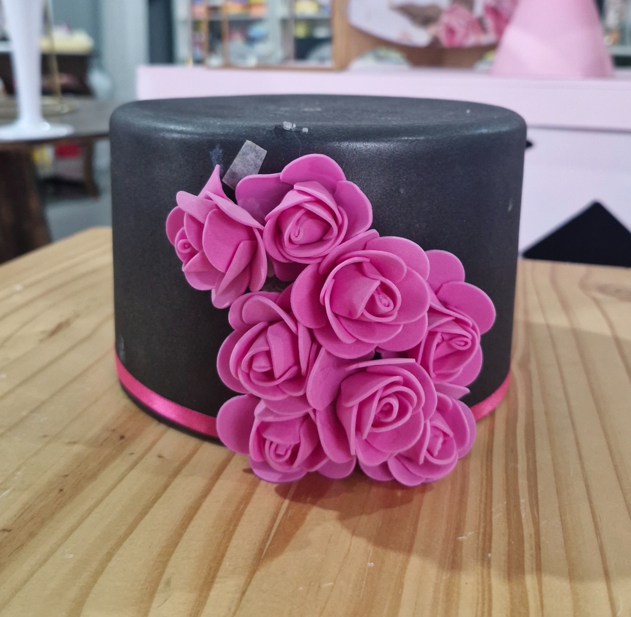 Bolo Fake Preto Com Flores Rosas - BEMDEFESTA