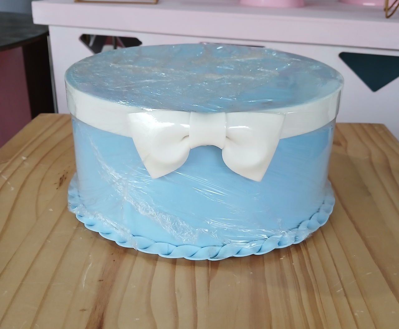 Bolo Fake Azul Com Laço - BEMDEFESTA