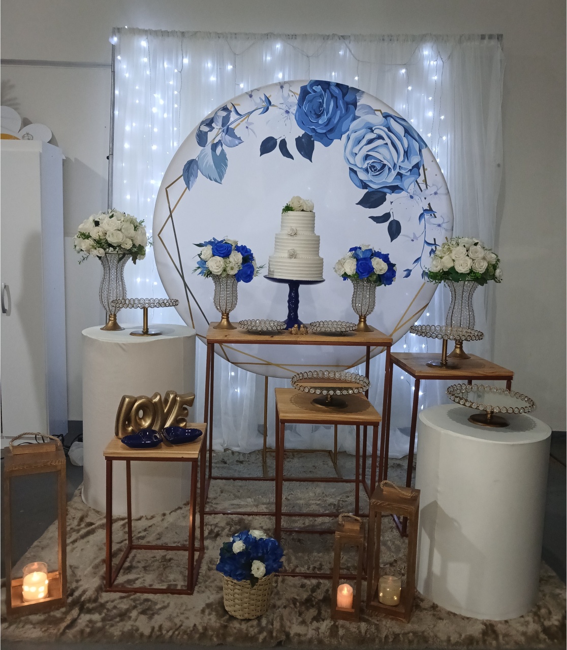 Casamento Mesa Metálica Floral Azul Com Cortina de Led - BEMDEFESTA