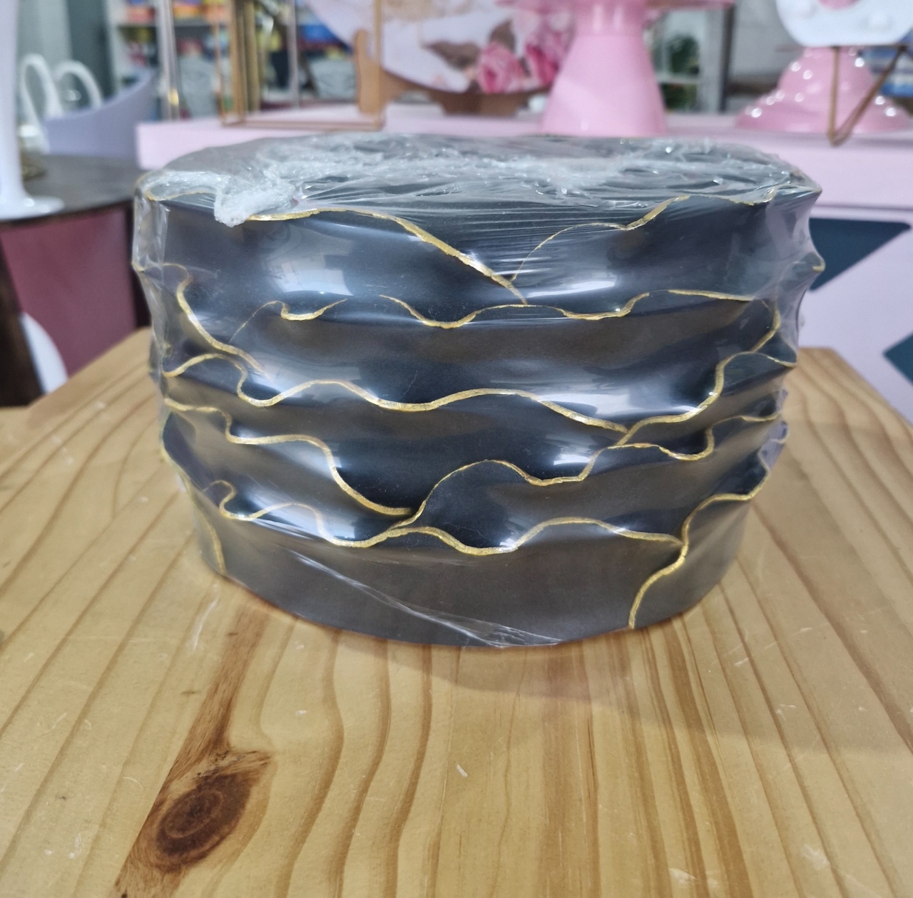 Bolo Fake Dourado E Preto - BEMDEFESTA