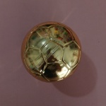 Bola de Futebol Dourada de Plástico  - imagem 2
