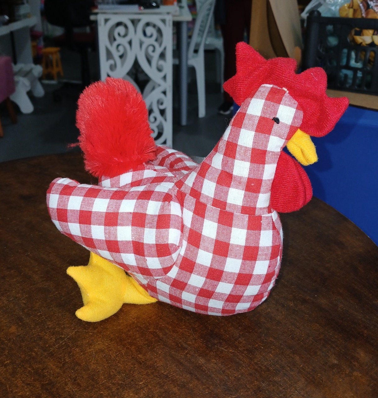 Galinha Xadrez Vermelha de Pelúcia - BEMDEFESTA
