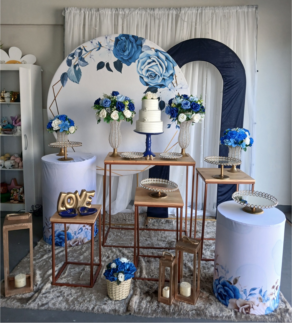 Casamento Mesa Metálica Floral Azul Com Cortina de Led + Portal Romano - BEMDEFESTA