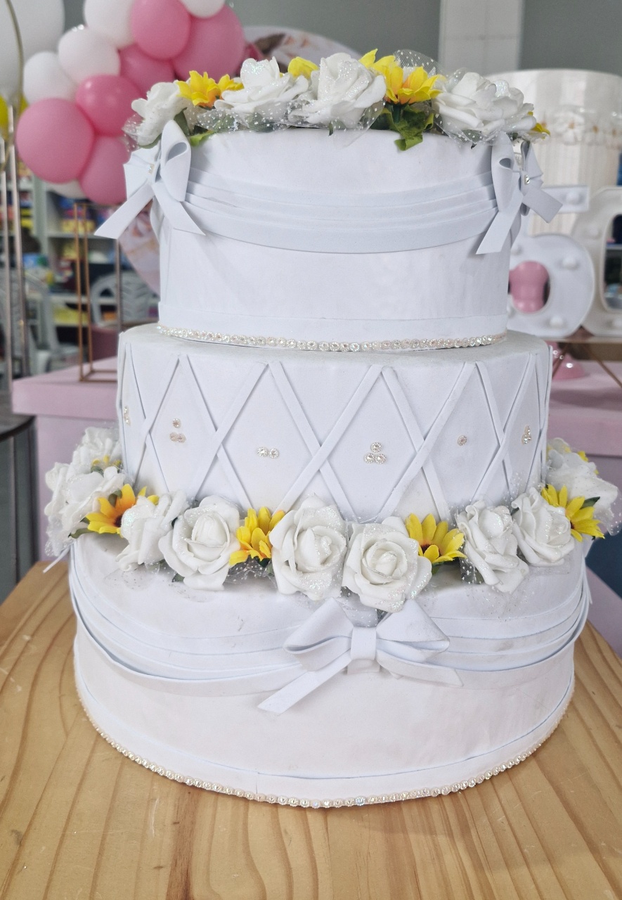 Bolo Fake Casamento Com Flores de Girassol - BEMDEFESTA