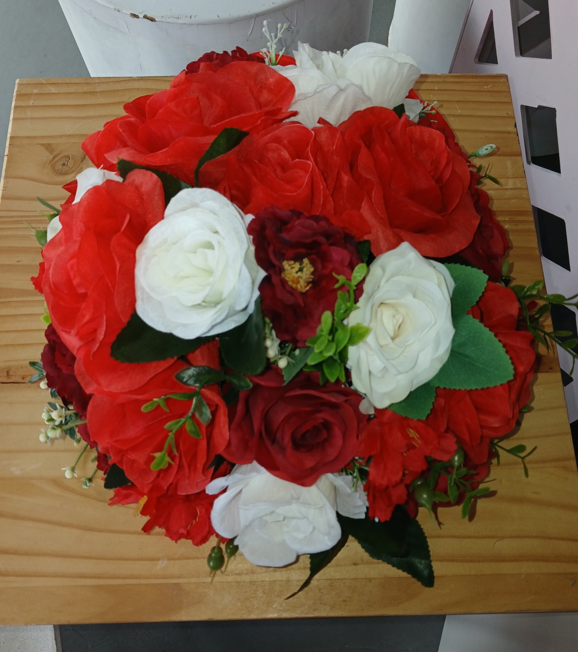 Arranjo Flores Brancas E Vermelhas G - BEMDEFESTA