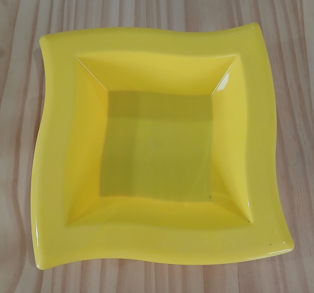 Prato Plástico Quadrado Amarelo - BEMDEFESTA