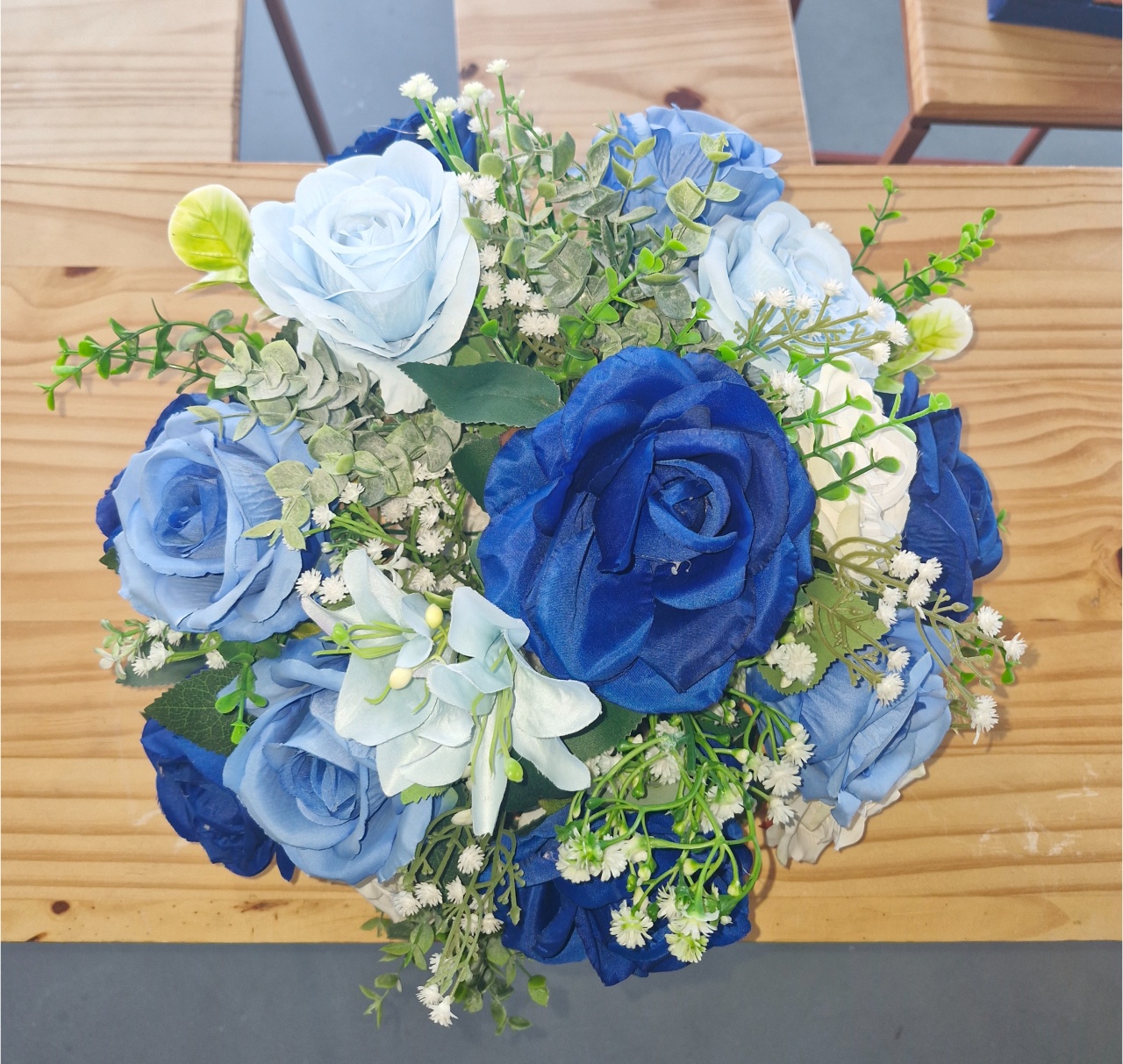 Arranjo Flores Azul E Branco G - BEMDEFESTA