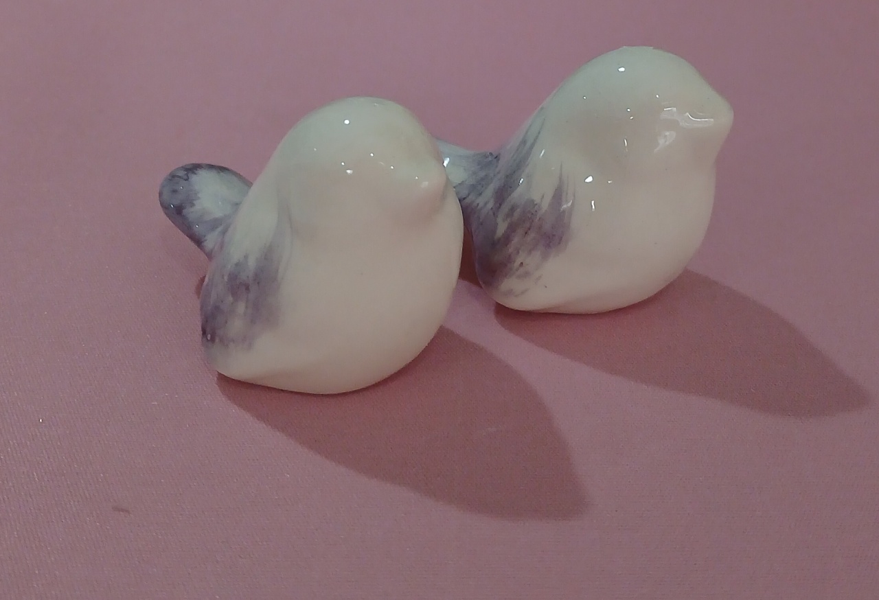 Passarinhos Branco E Roxo de Cerâmica  - BEMDEFESTA