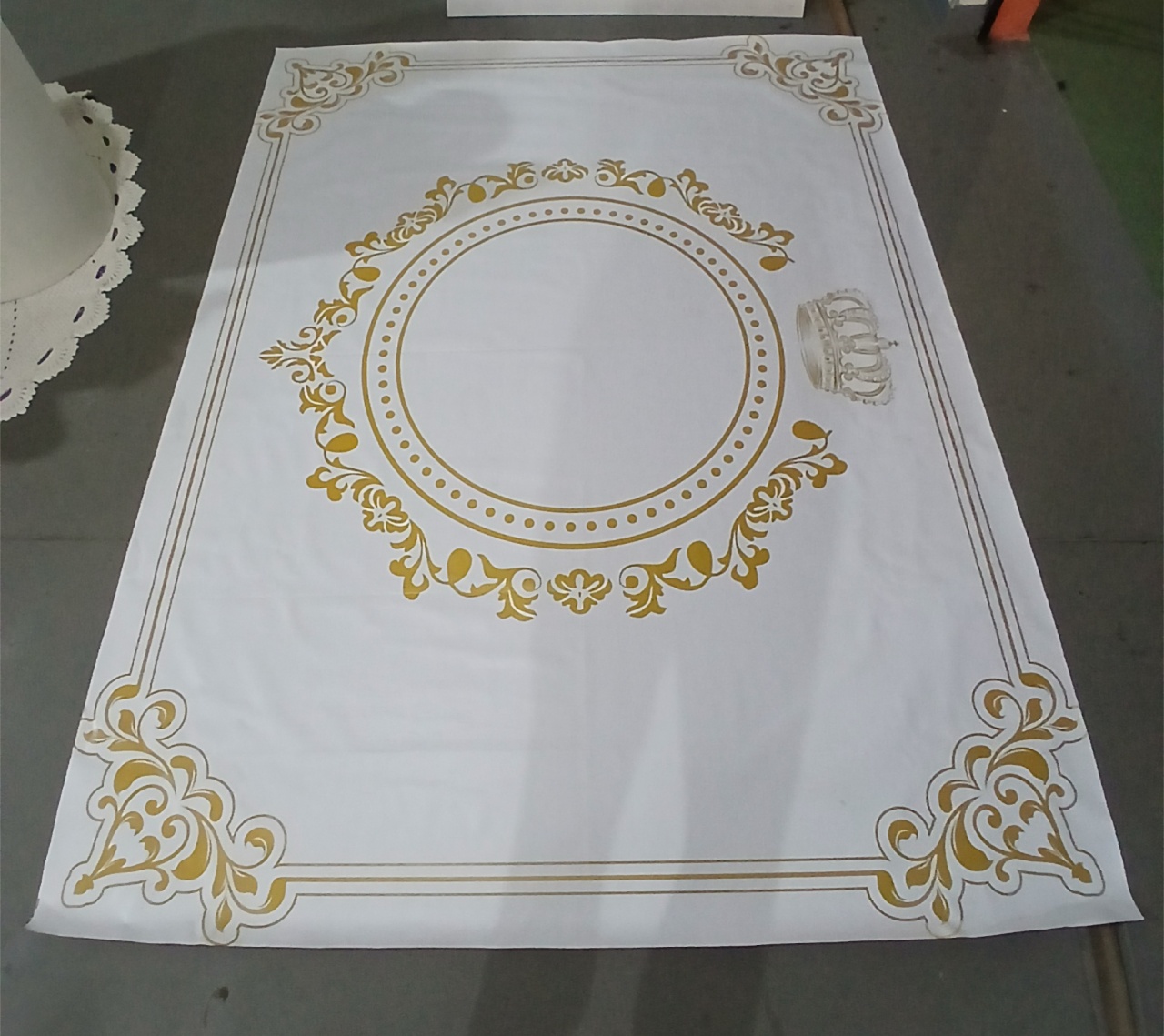 Tapete Branco Com Dourado - BEMDEFESTA