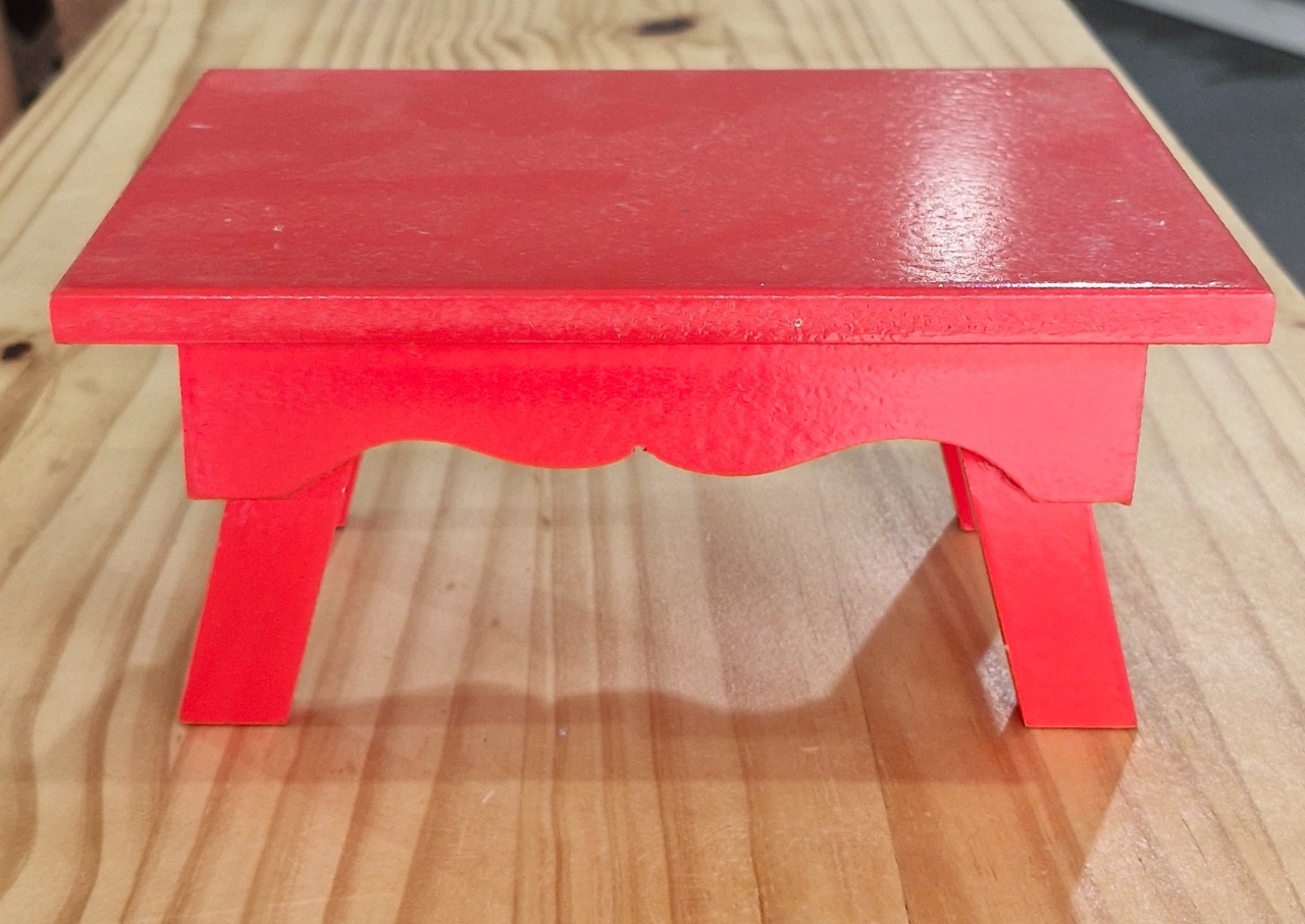 Banquinho de Madeira Vermelho - BEMDEFESTA